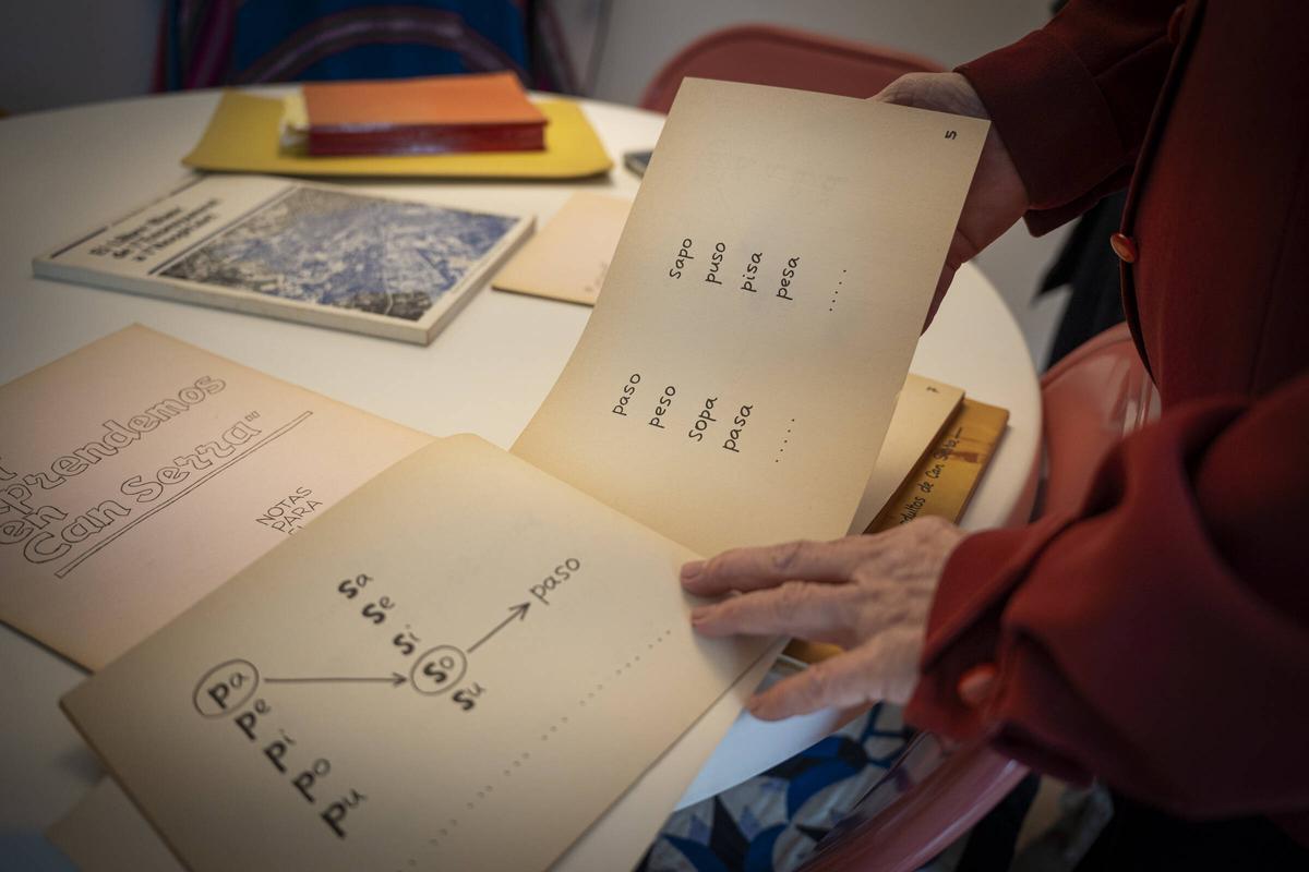 Pilar Massana muestra una de las páginas del cuaderno 'Así aprendemos los adultos'.
