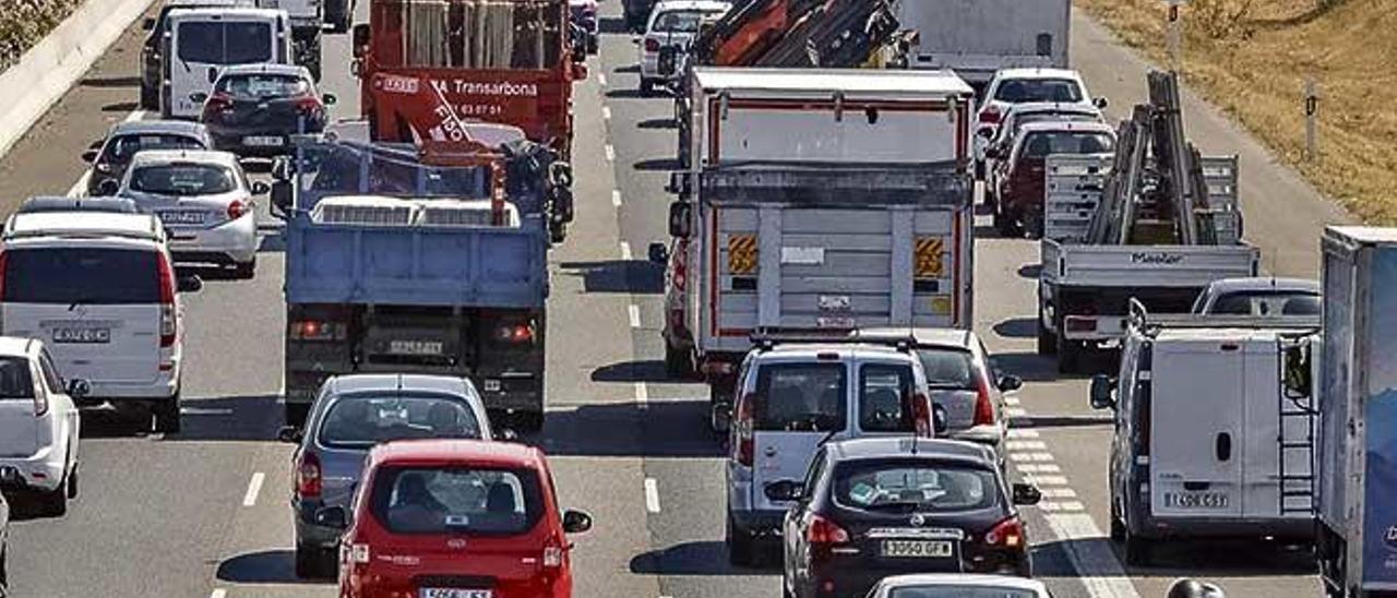 Atasco en vía de cintura: el tráfico será clave en la zonificación.