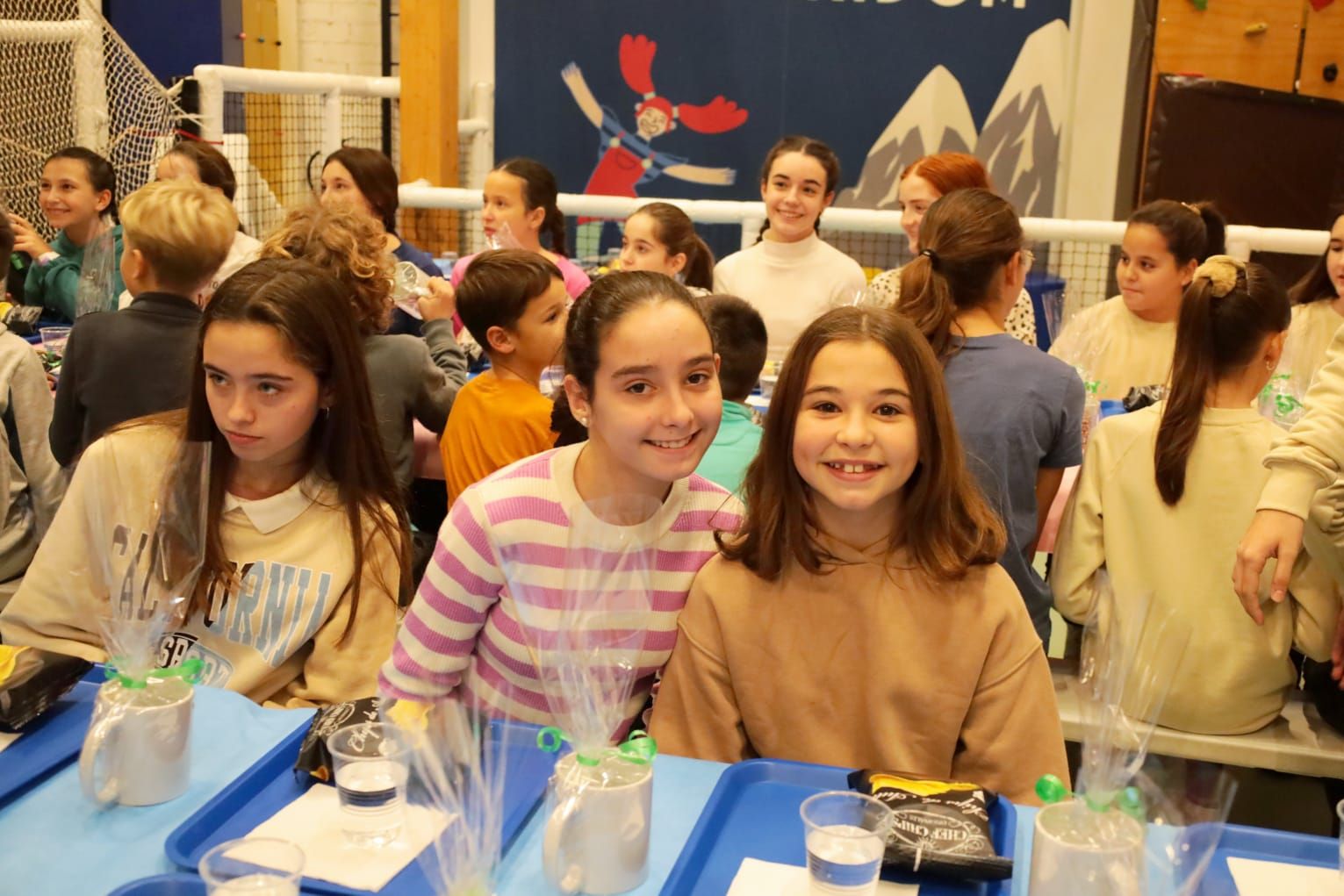 Tradicional merienda de la reina infantil de la Magdalena con su corte