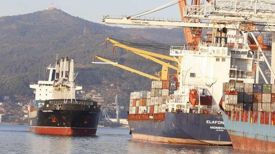 El "Golden Karoo" y el "Elafonisos" en el muelle de Giixar. // R.Grobas