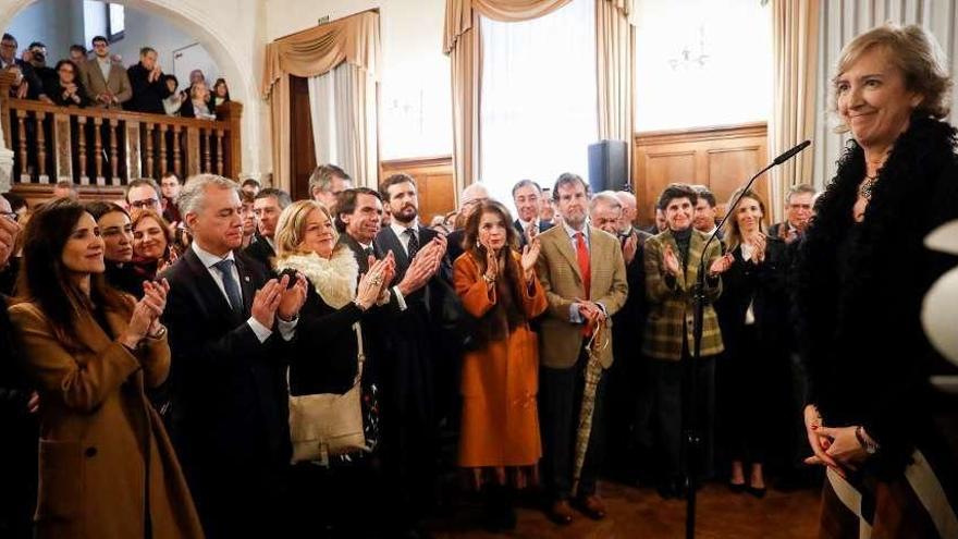 La viuda de Gregorio Ordóñez, Ana Iribar, (derecha) recibe el aplauso de la cúpula del PP, de Aznar y el lendakari Urkullu en la apertura de la exposición en memoria del concejal asesinado por ETA. // Efe