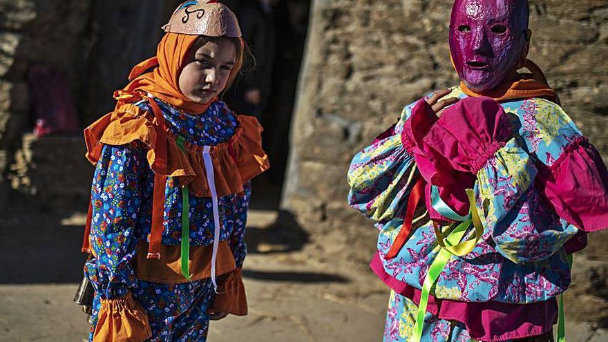 Dos niñas de Villanueva participan en el antruejo de 2020. | Emilio Fraile