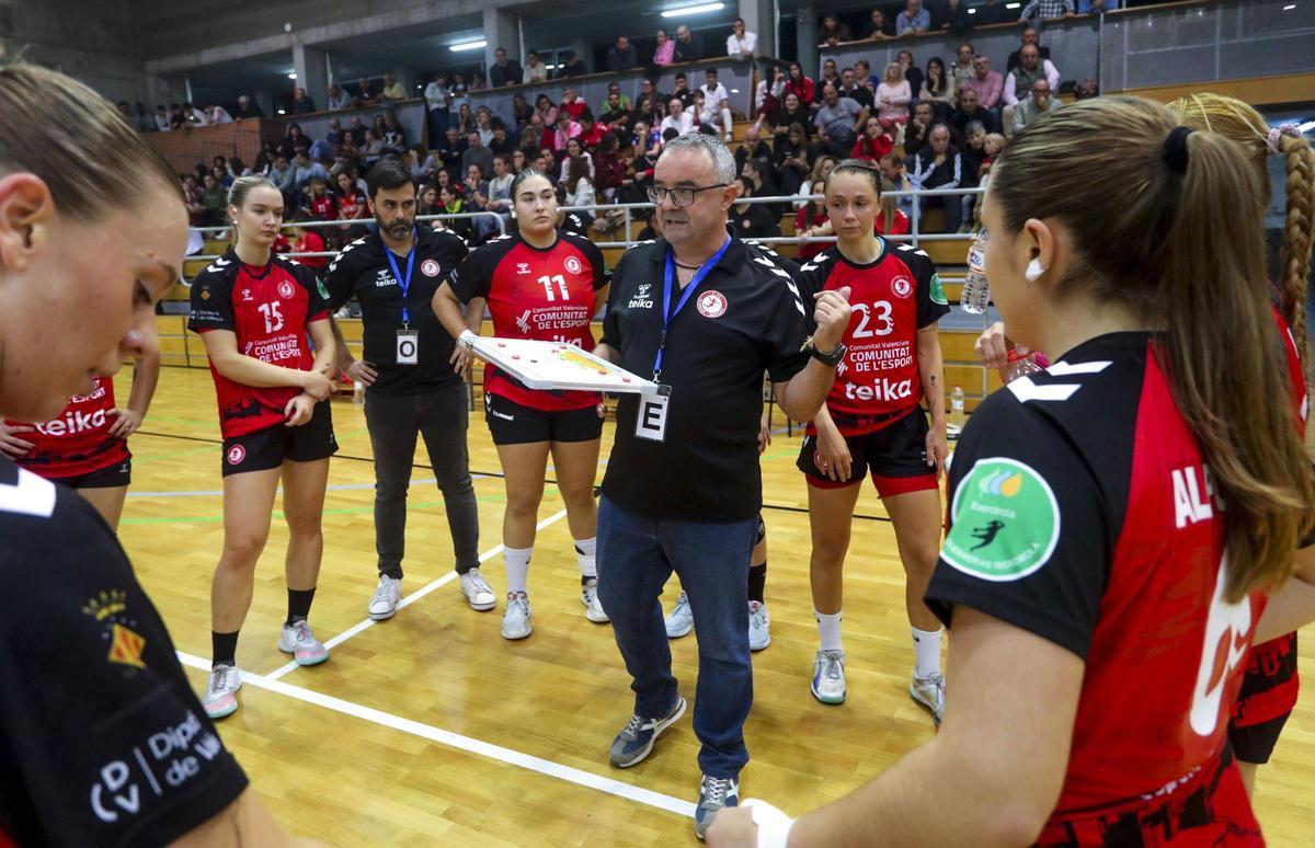 Manu Etayo da instrucciones a sus jugadoras en un partido de esta temporada.
