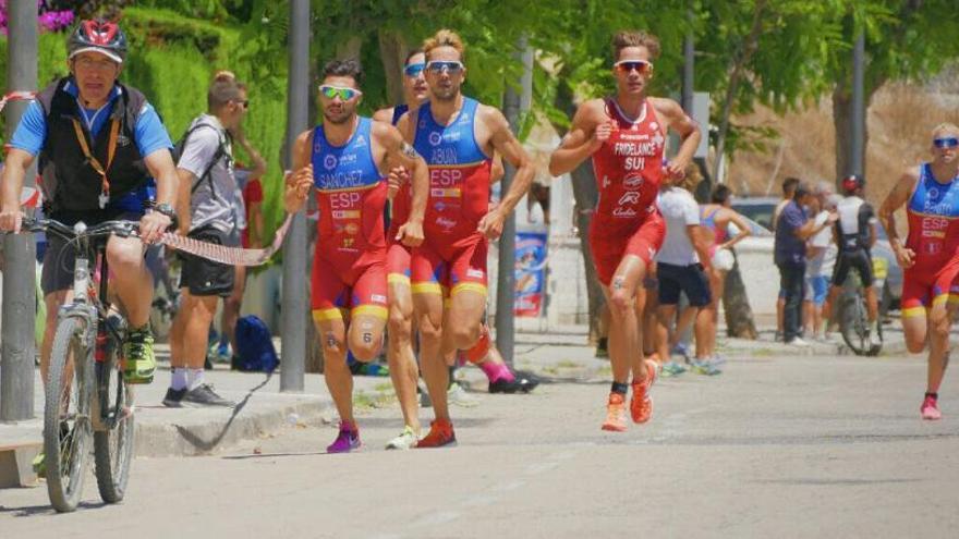 Sánchez Mantecón, del triatlón UA, acaricia el podio en la Copa de Europa