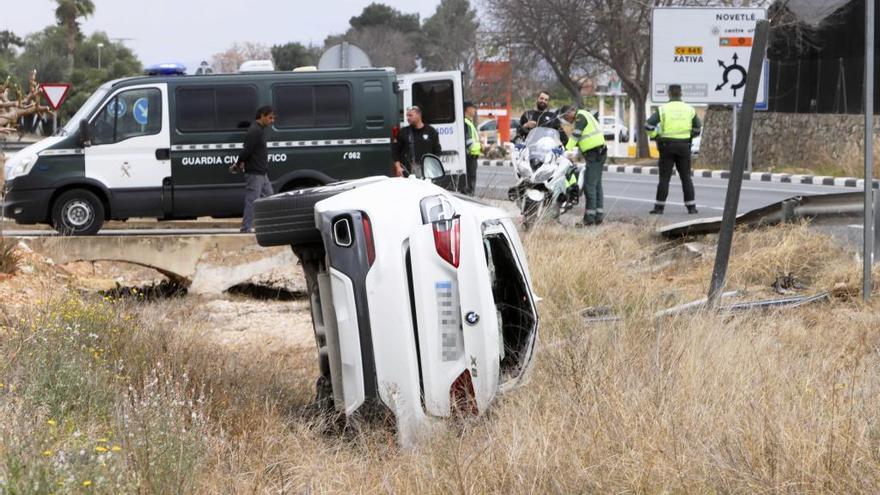 Un coche vuelca tras salirse de la vía en la carretera de Novetlè