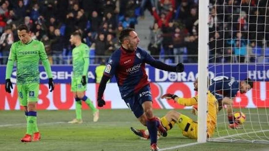 David Ferreiro celebra el gol ante el Betis. // FdV