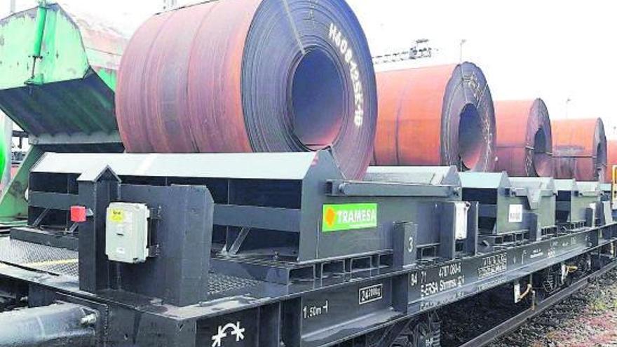 Bobinas cargadas en un tren en El Musel con destino a la fábrica de Network Steel en Villadangos del Páramo.