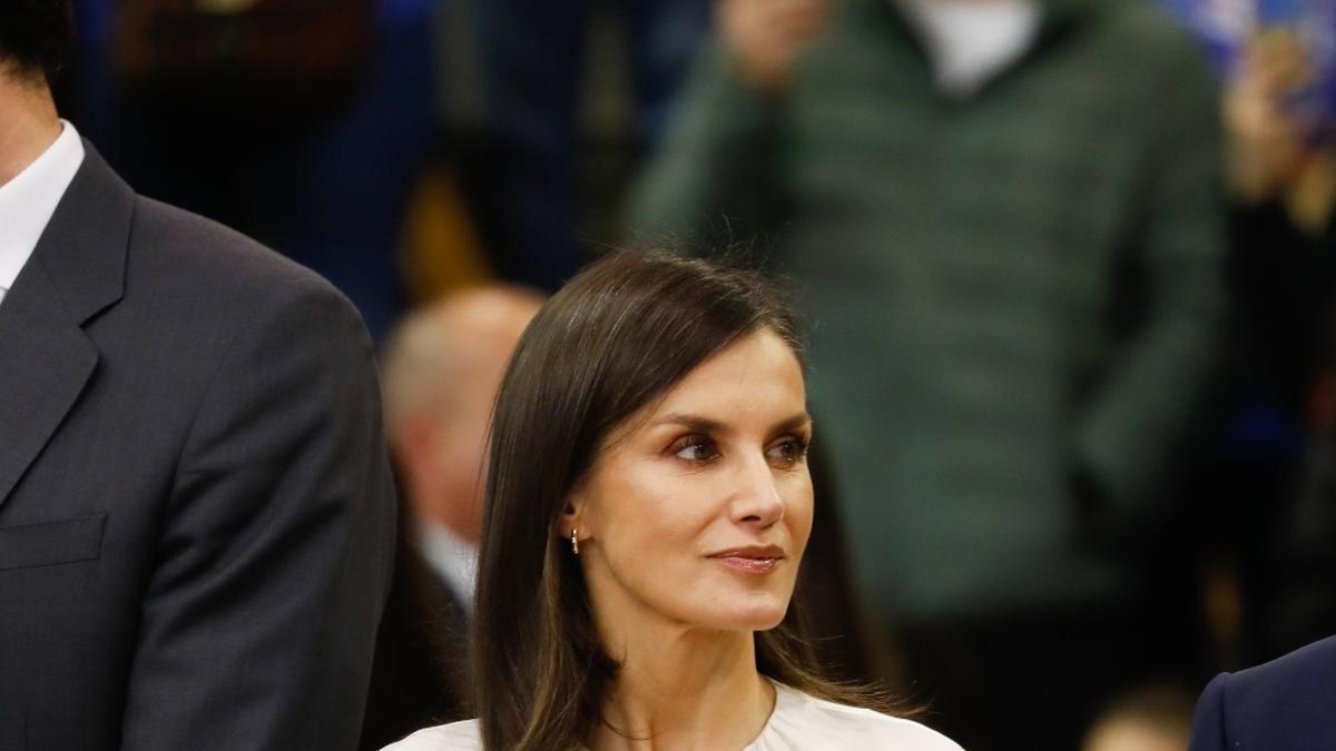 La Reina Letizia con blusa blanca de Hugo Boss