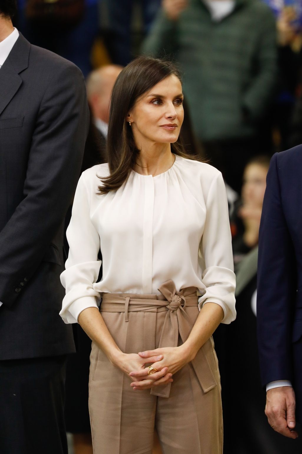 La Reina Letizia con blusa blanca de Hugo Boss