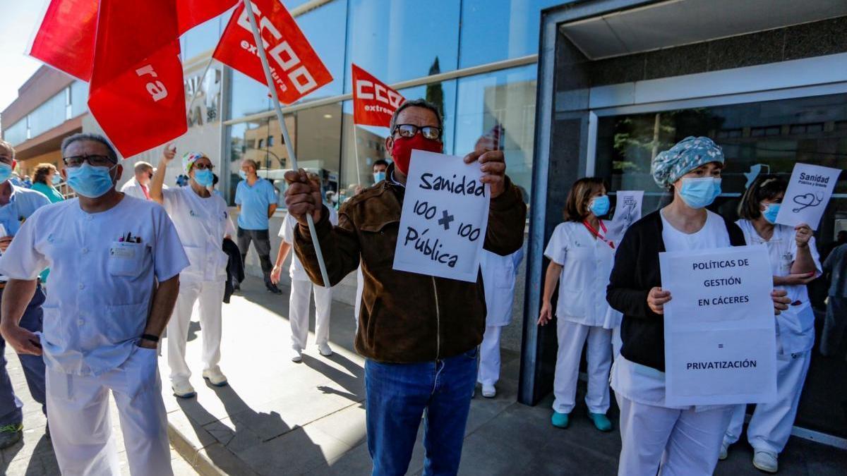 El personal no sanitario protesta por la privatización de 3 servicios