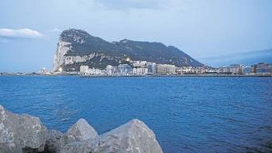 El acoso de Gibraltar a la flota de Cádiz eleva la tensión diplomática