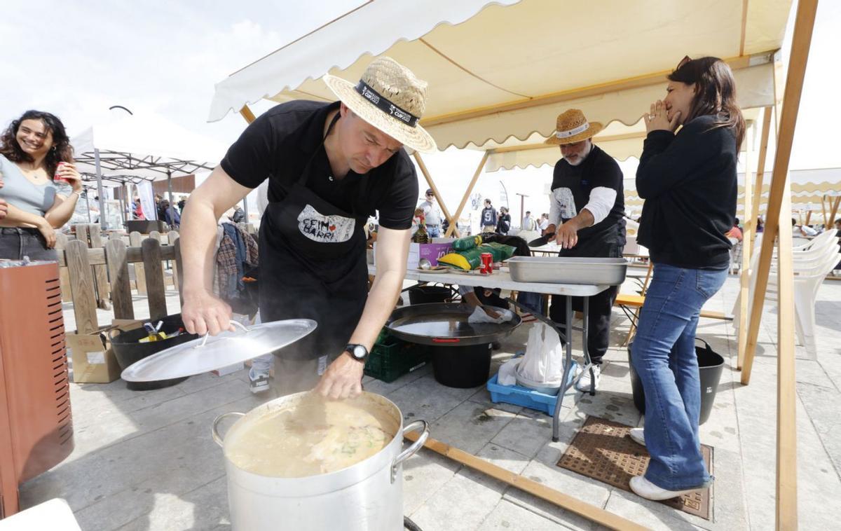 El equipo de la Cofradía de Pescadores que ganó el concurso del año pasado en es Martell. | J.A.RIERA