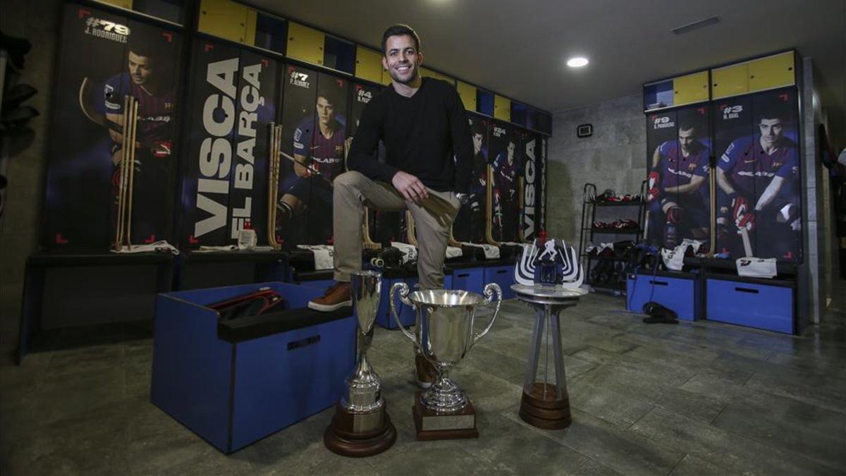 Joao Rodrigues, junto a las tres copas que ha ganado con el Barça en el vestuario