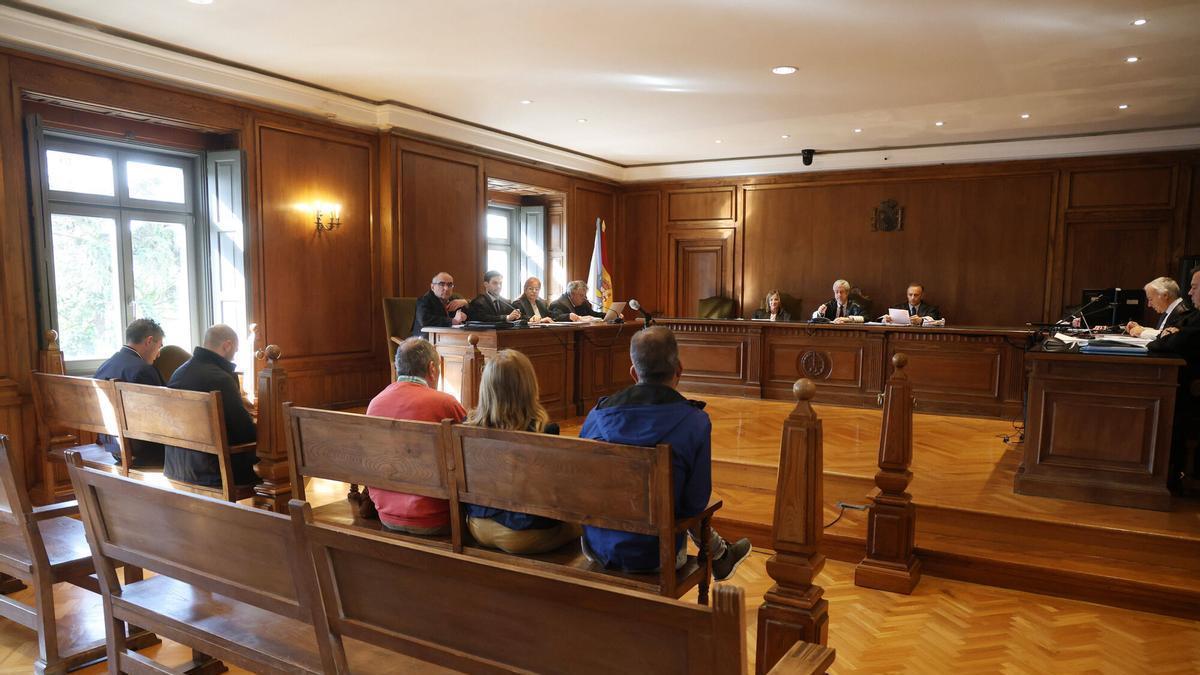 El juicio en la Audiencia de Pontevedra, este lunes, con los cinco investigados en el banquillo antes de prestar declaración.
