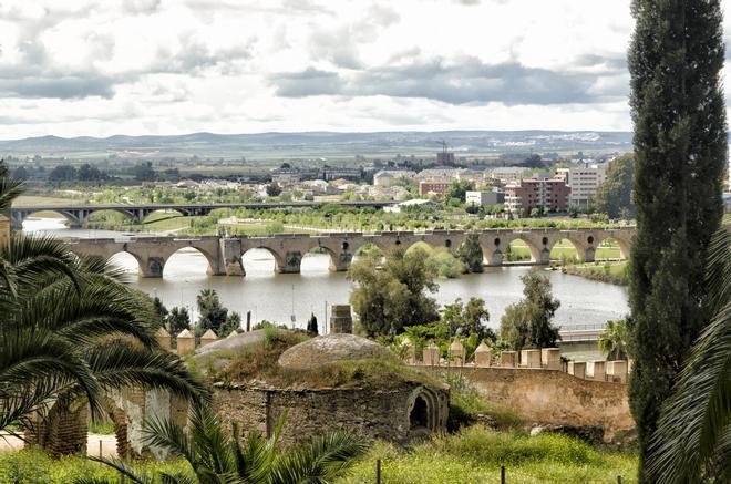 El río Guadiana y la muralla de Badajoz