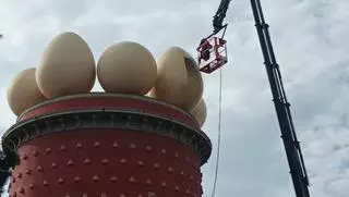 Els icònics ous de Dalí de la Torre Galatea de Figueres recuperen el color original