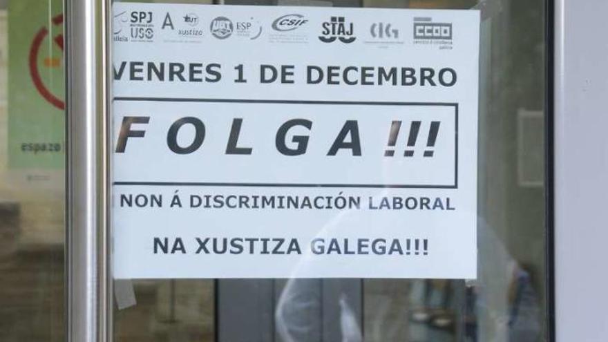 Cartel en la puerta del juzgado de Cangas. // Gonzalo Núñez