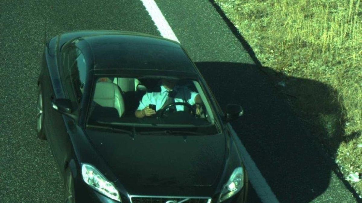 Un conductor con el móvil al volante, interceptado por el helicóptero de la DGT.