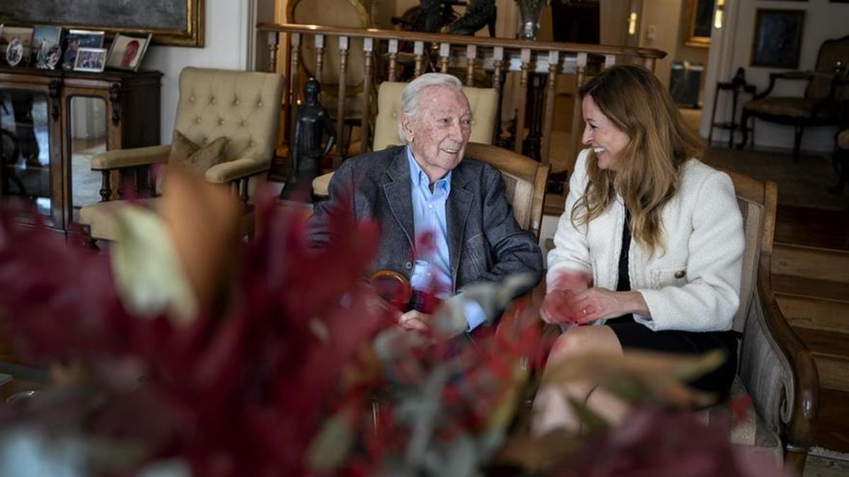 Elisabet de los Pinos junto a Antoni Vila Casas, su primer inversor, en su casa esta semana.