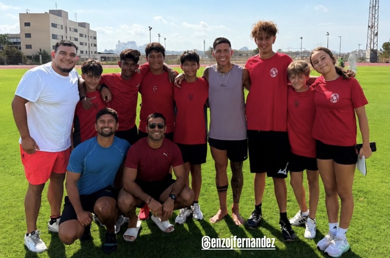 Imagen de Enzo Fernández con los jugadores del Ibiza Rugby Club.