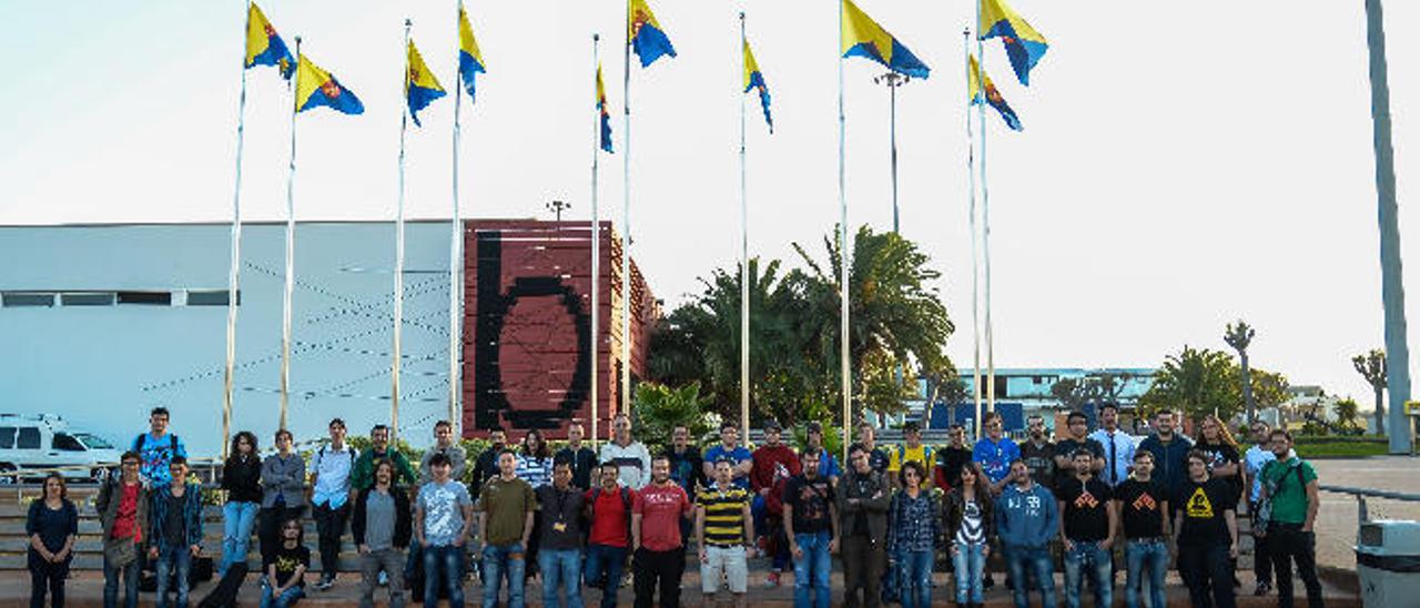 Los participantes en la tercera edición de &#039;Ludum Dare&#039; en Gran Canaria, ayer tarde en Infecar.