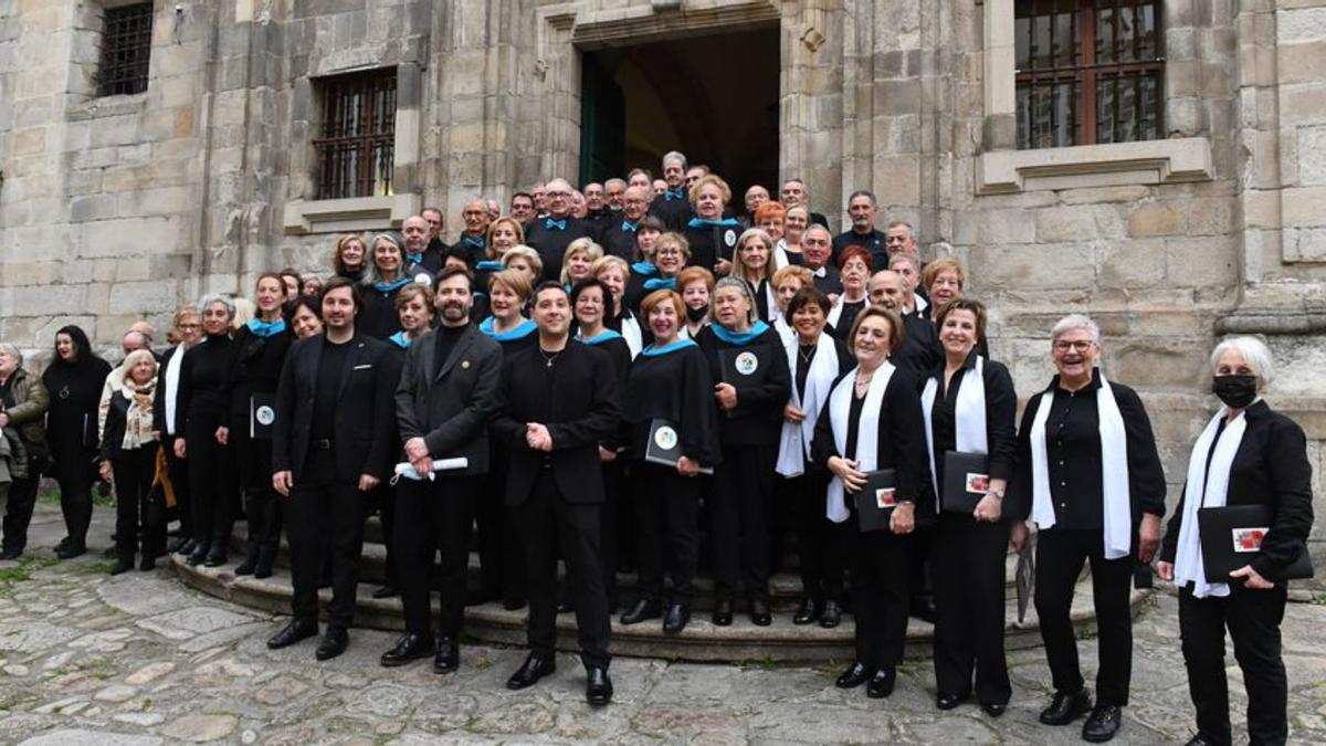 Los miembros de las corales, ayer, en Capuchinas. |   // VÍCTOR ECHAVE