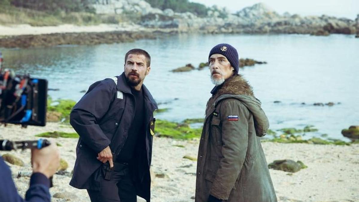 Óscar Jaenada y Maxi Iglesias, durante los rodajes en Galicia de la temporada final de 'Punto Nemo'.