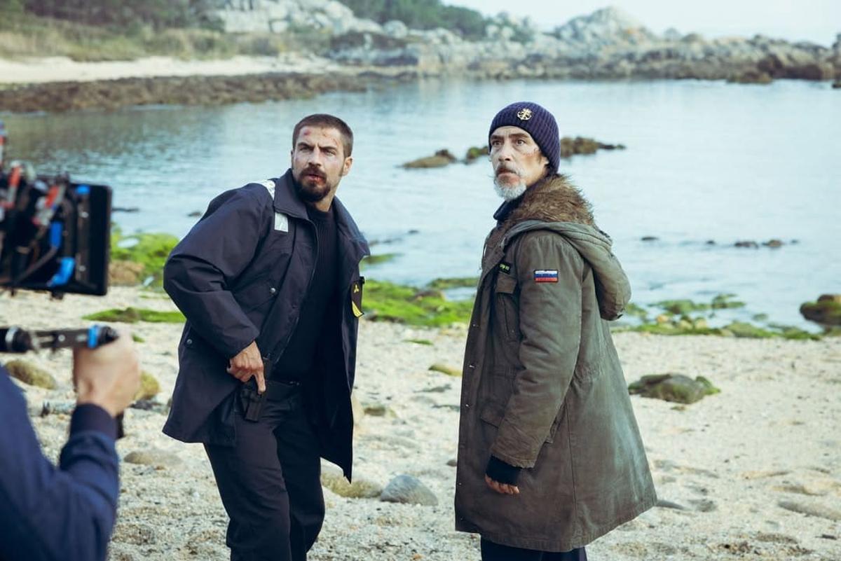 Óscar Jaenada y Maxi Iglesias, durante los rodajes en Galicia de la temporada final de 'Punto Nemo'.