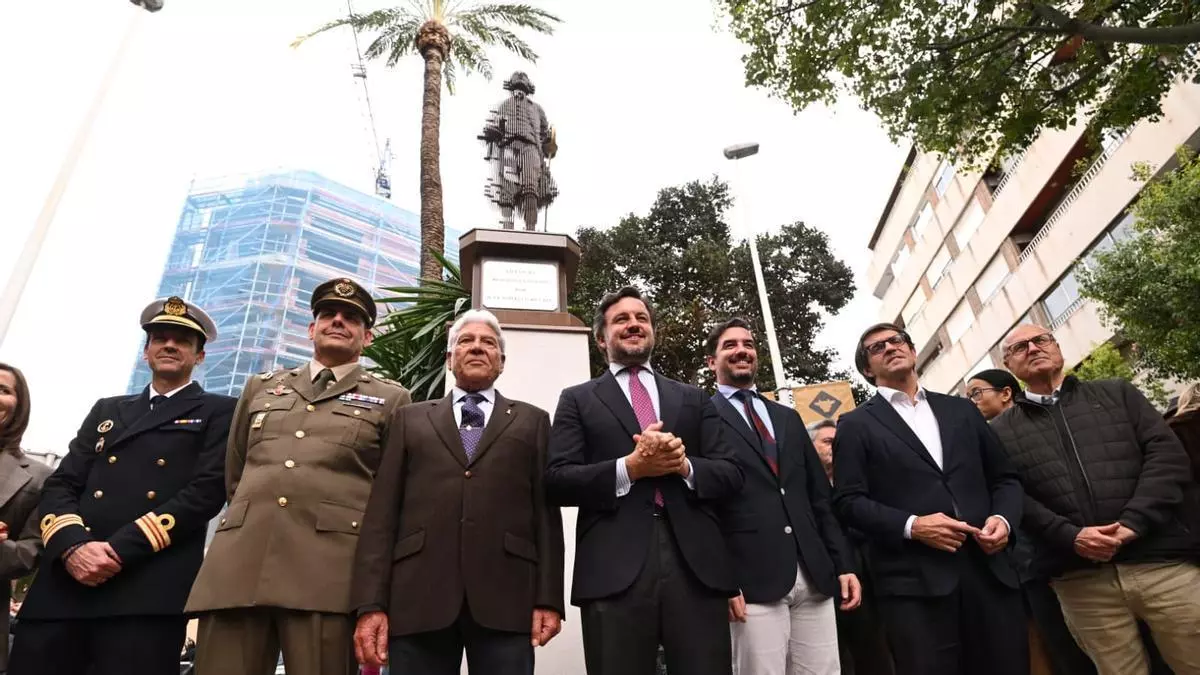 Una escultura de dos metros en acero recuerda en Elche a Jorge Juan, el científico que cambió la visión del planeta