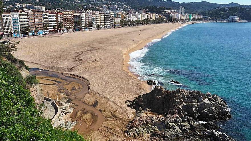 La platja de Lloret, buida a principis d’estiu.