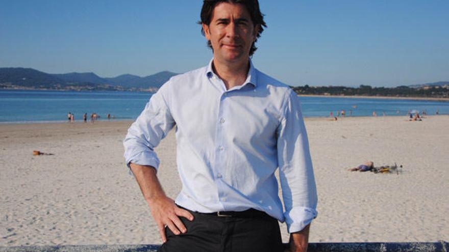 Ricardo Martínez Abril, organizador del Triatlón Desafío Pastor Islas Cíes, en la playa de O Vao // Alberto López