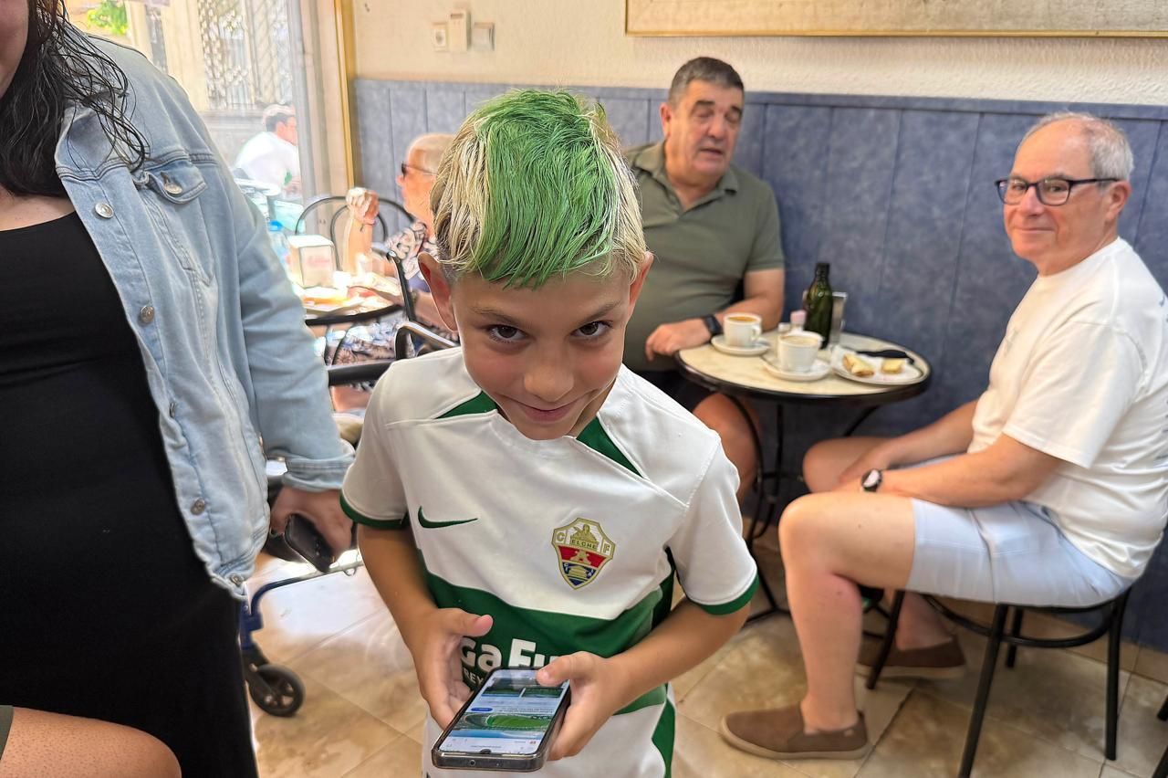 La afición del Elche inicia su viaje a La Coruña para ver ascender al equipo
