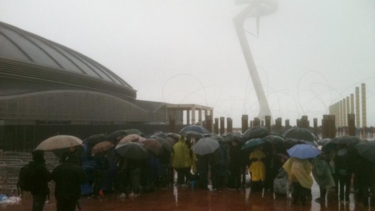 Colas ante el Palau Sant Jordi.