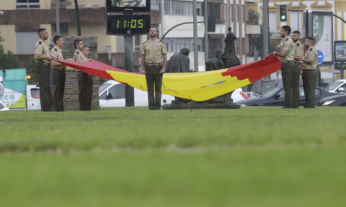 Izado de Bandera en la plaza de España de Córdoba