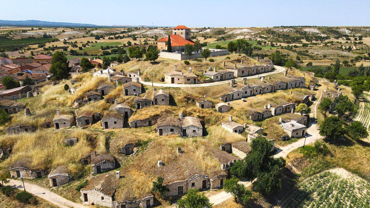 Lo conocen como "el pueblo Hobbit de España" por sus bodegas que parecen nacer del suelo