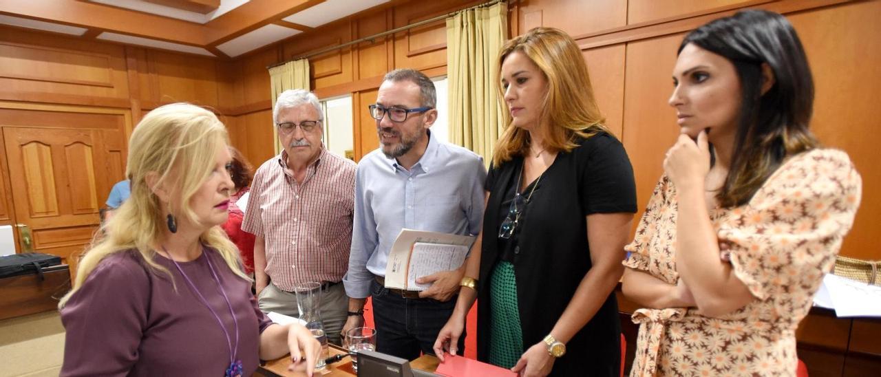 En la imagen, José Rojas, José Antonio Romero, Carmen Victoria Campos y Carmen González miran a Cristina Pedrajas en el salón de plenos.