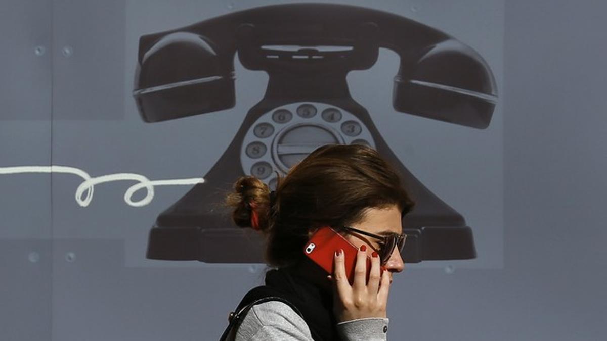 Una mujer utiliza su teléfono móvil en el centro de Londres, el pasado septiembre.