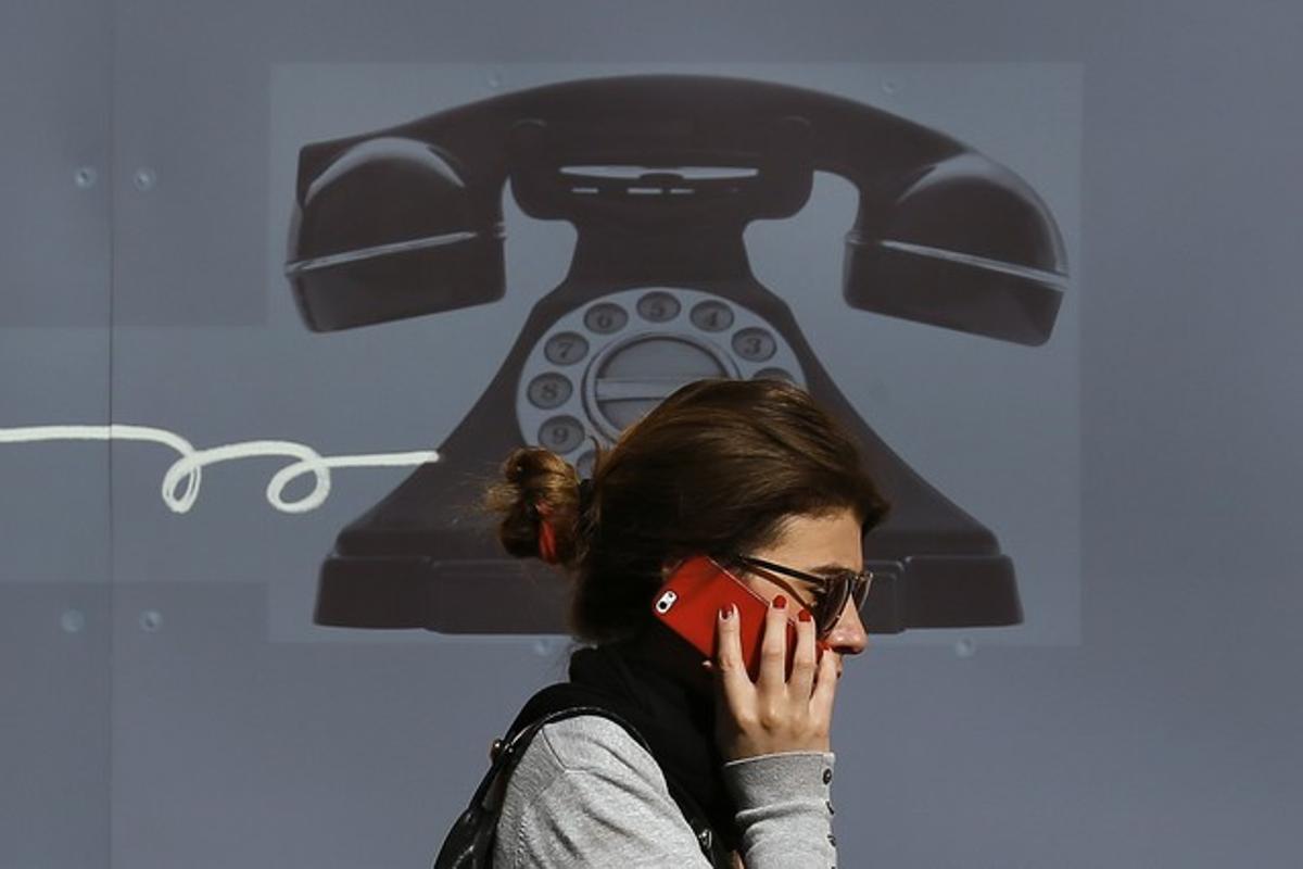 Una dona utilitza el seu telèfon mòbil al centre de Londres, al mes de setembre.