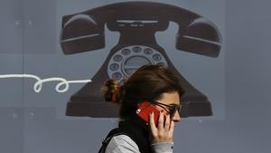 Una dona utilitza el seu telèfon mòbil al centre de Londres, al mes de setembre.