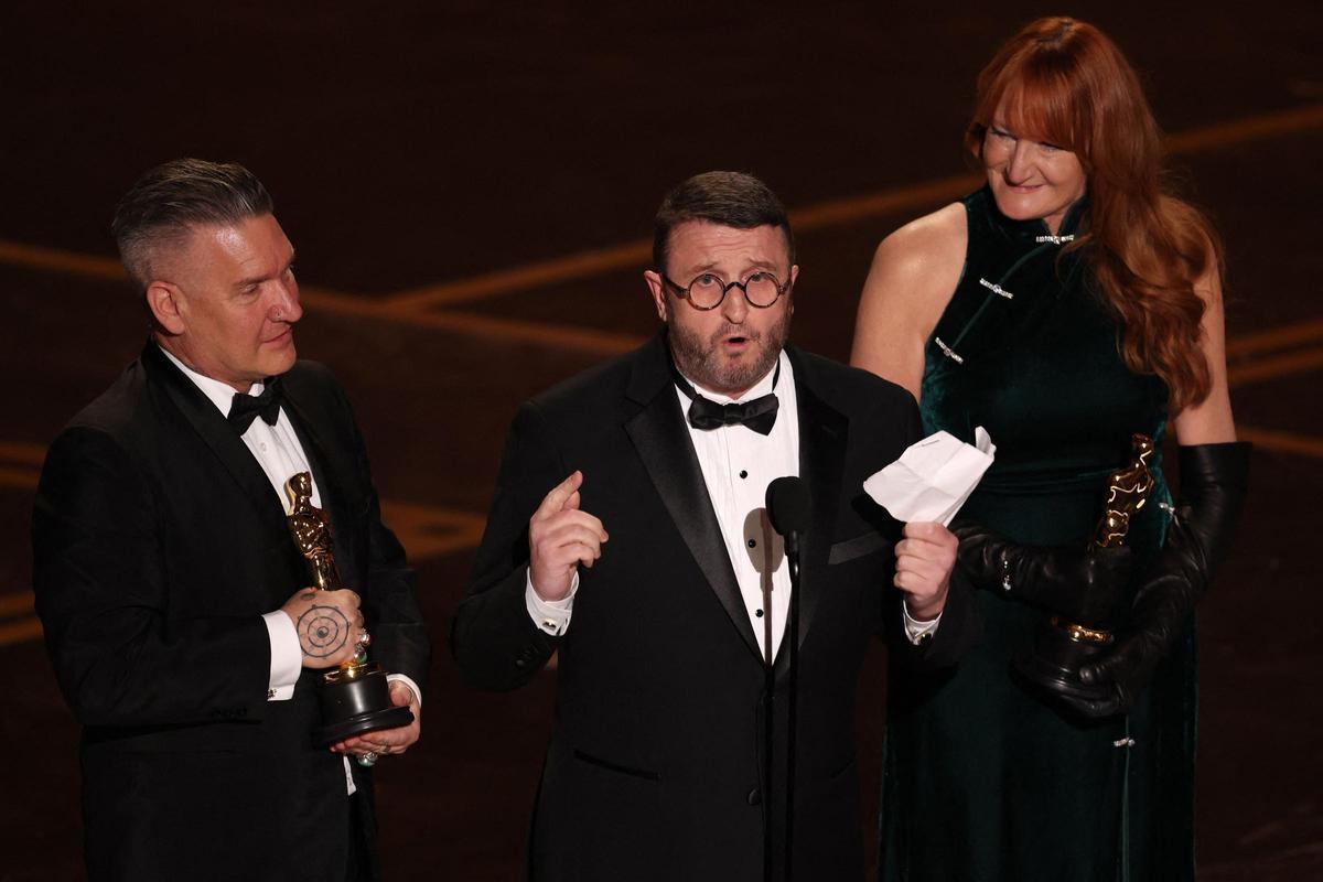 Jordan Samuel, Mike Hill y Cliona Furey hablan en el escenario tras ganar el Oscar a mejor maquillaje y peluquería por 'Frankenstein'