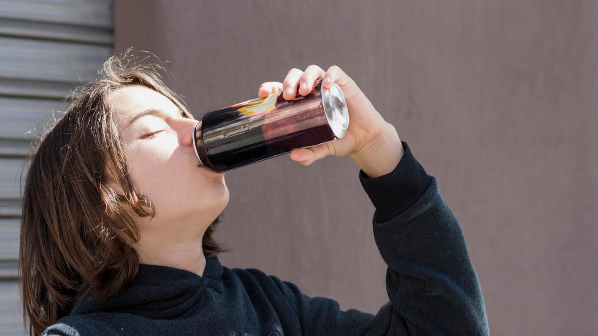 Un niño tomando una bebida energética.