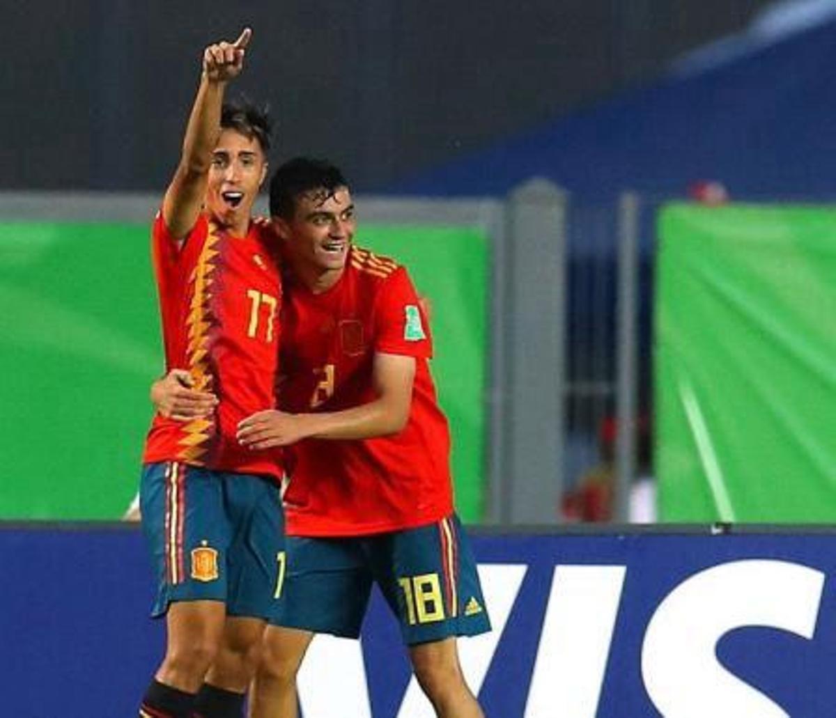 Pedri-derecha- se abraza con Larrubia festejando un gol del jugador del Málaga en el Mundial sub 17.