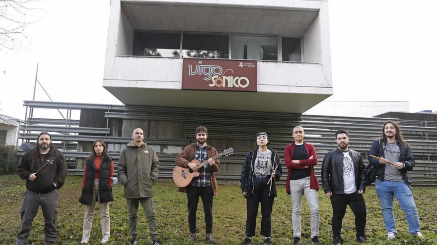 Bandas locales posan ante el edificio de Vigosónico durante su cierre por la pandemia.. |   // PABLO HDZ. GAMARRA