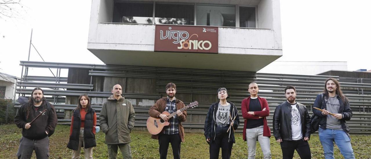 Bandas locales posan ante el edificio de Vigosónico durante su cierre por la pandemia.. |   // PABLO HDZ. GAMARRA