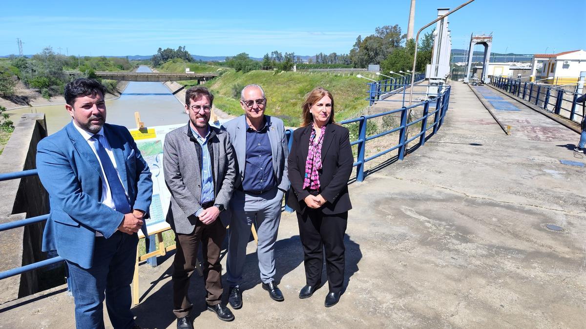 Las autoridades, durante la visita a las obras del canal.