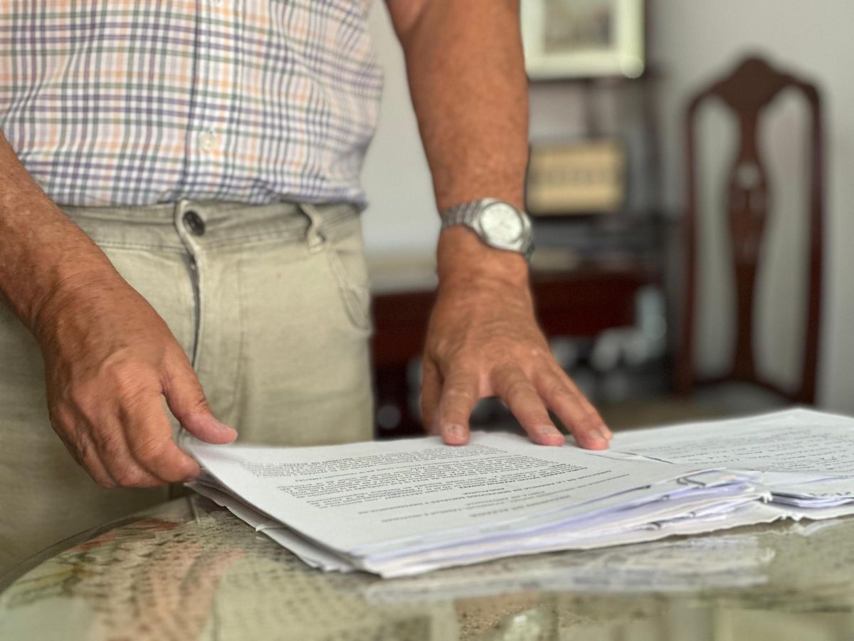 El montón de papeles que guarda Rafael, el marido de María Salud, y que acreditan todo el periplo de pruebas por las que ha pasado la sevillana.