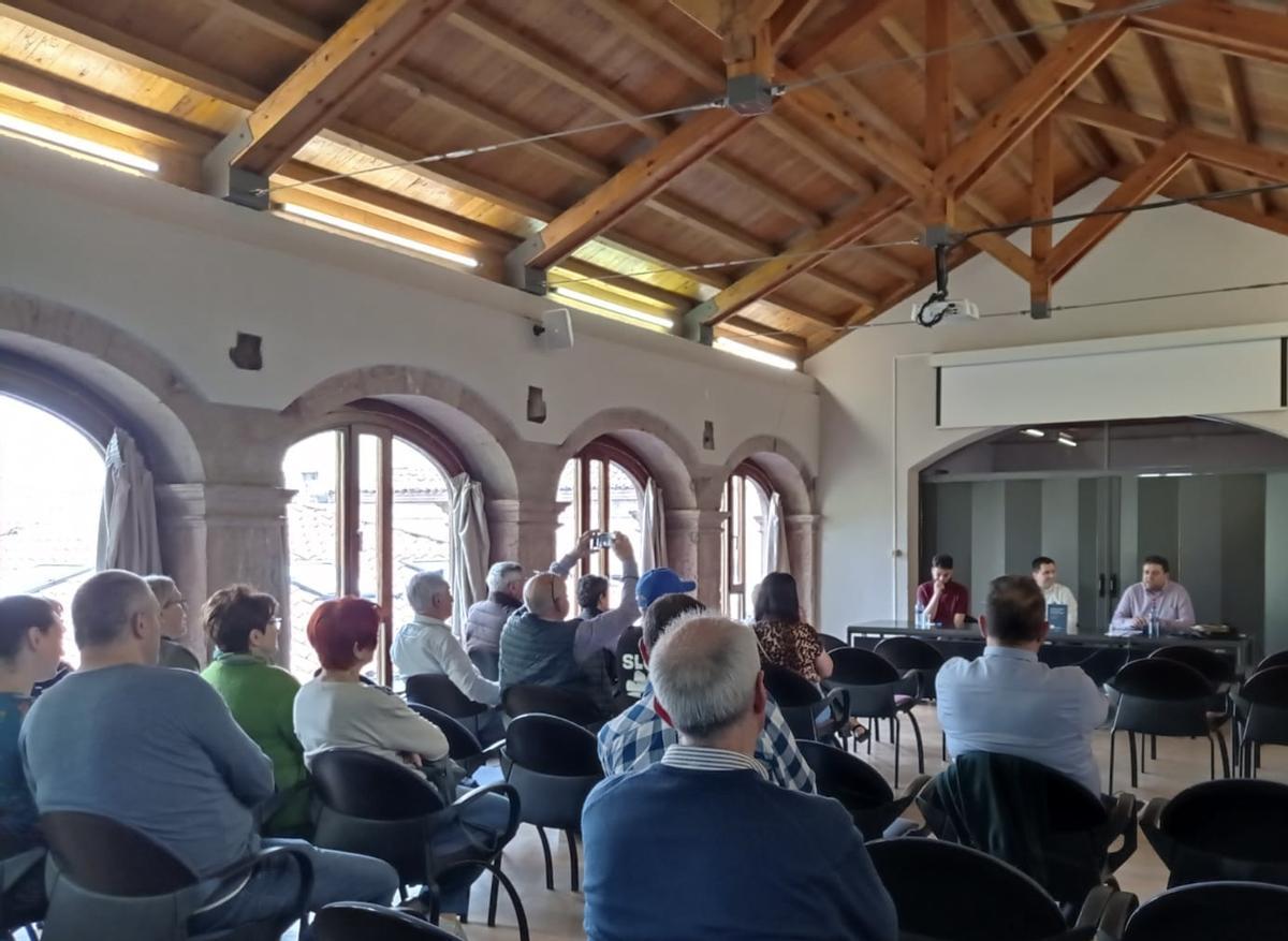 Parte de los asistente a la presentación del libro en la Casa de la Cultura