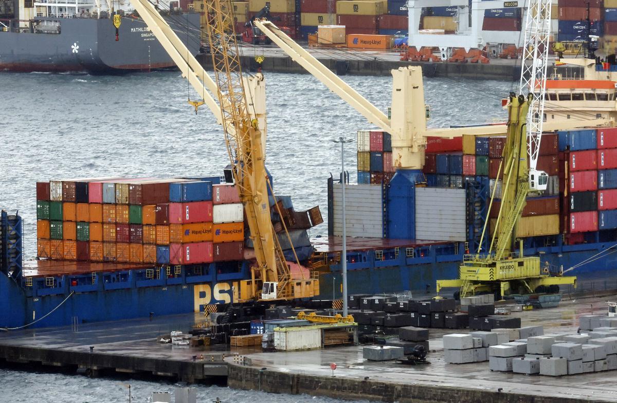 Llega a Vigo un buque mercante con un espectacular corrimiento de carga causado por el fuerte oleaje