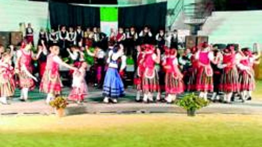 El festival de folclore reúne a 400 personas