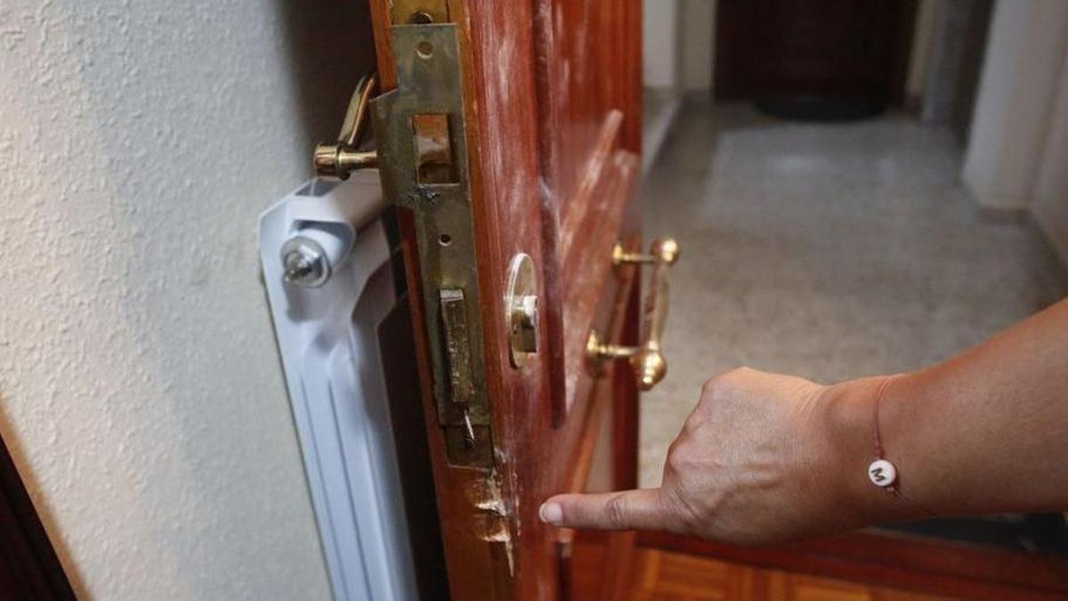 Una puerta forzada.